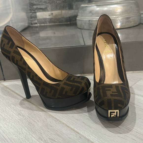 FENDI DECOLLETE’ ZUCCA JACQUARD PLATFORM HEELS - Picture 2 of 6